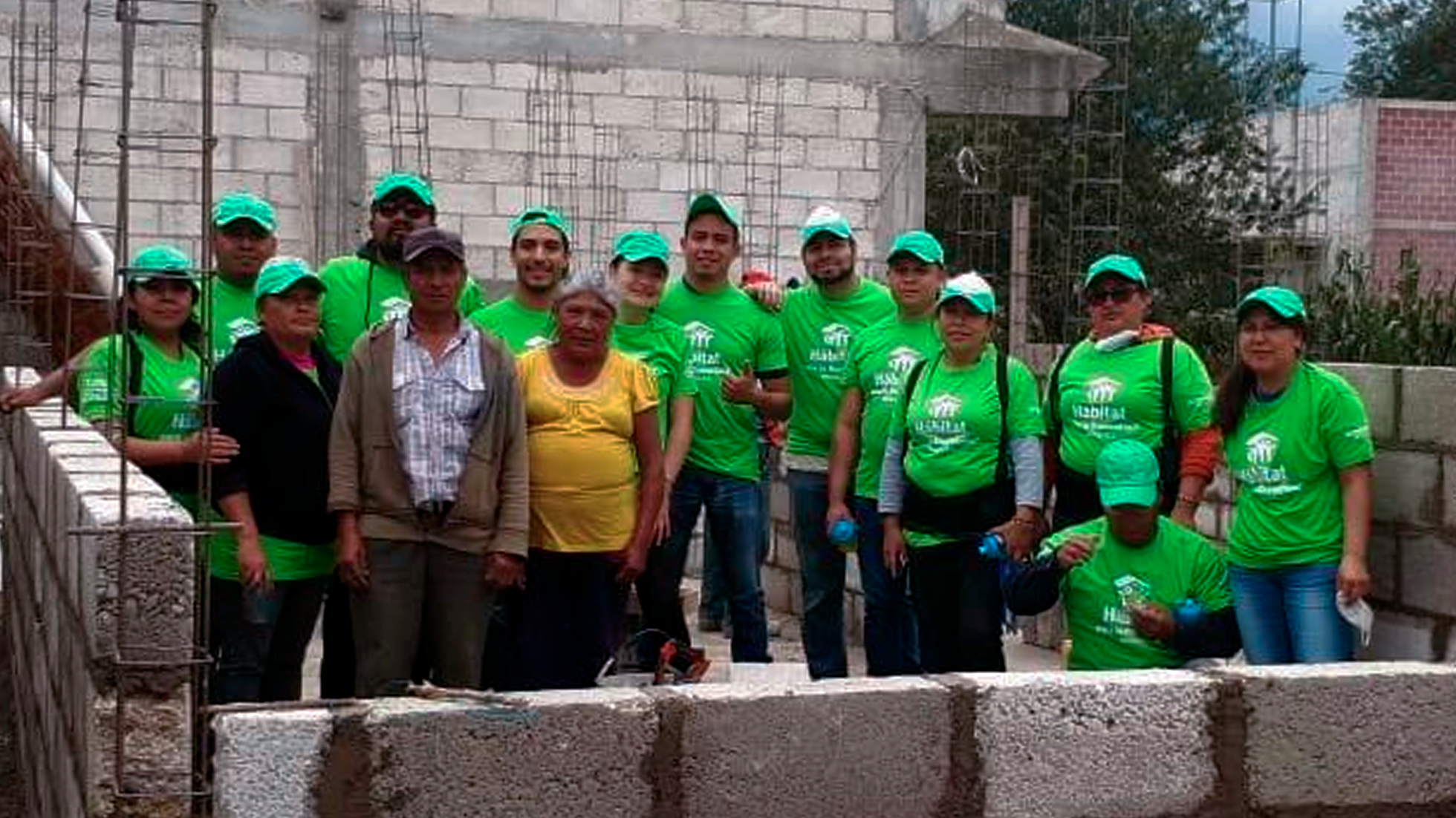Familias de Puebla colaboran con Voluntarios de Schneider Electric para la reconstrucción de sus hogares